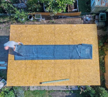 Isoleret anneks: Gummidug på tag i isoleret anneks Isoleret anneks: Gummidug lægges på taget i isoleret anneks